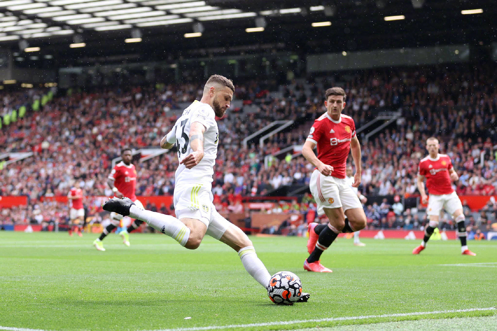 意大利埃特纳火山喷发浓烟和火山灰冲向